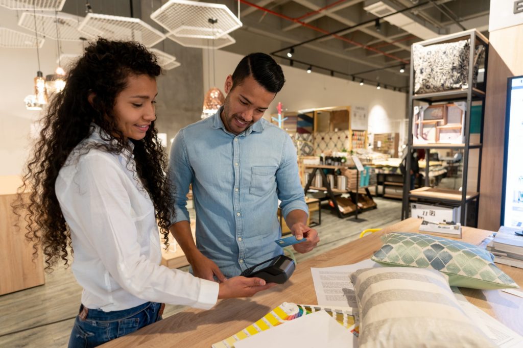 como transformar orçamento em vendas - homem e mulher em uma loja de móveis