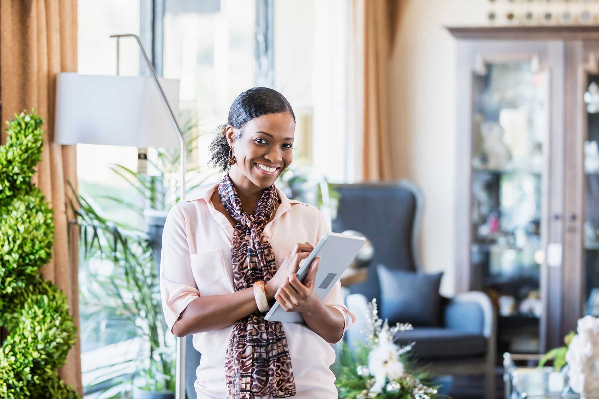 referência de mercado - dona de loja de móveis utilizando tecnologia na gestão