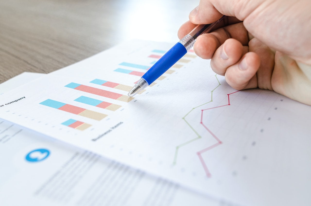 metas de vendas - pessoa avaliando número de vendas para saber se as metas foram alcançadas
