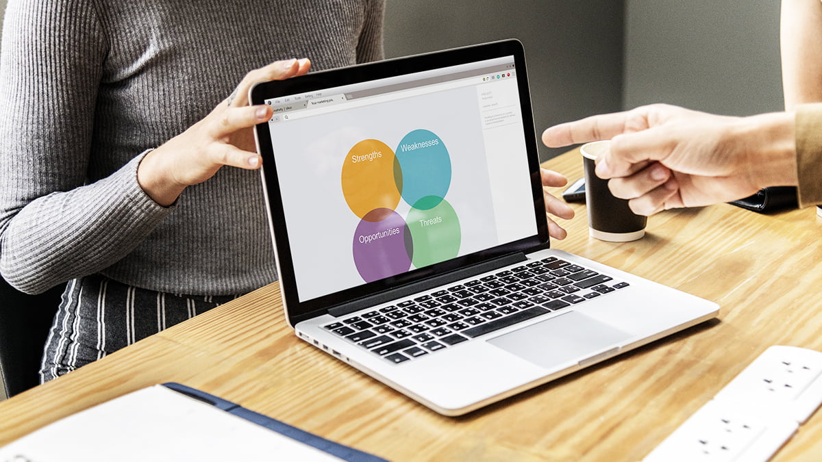 análise SWOT - notebook com uma matriz SWOT sendo exibida na tela