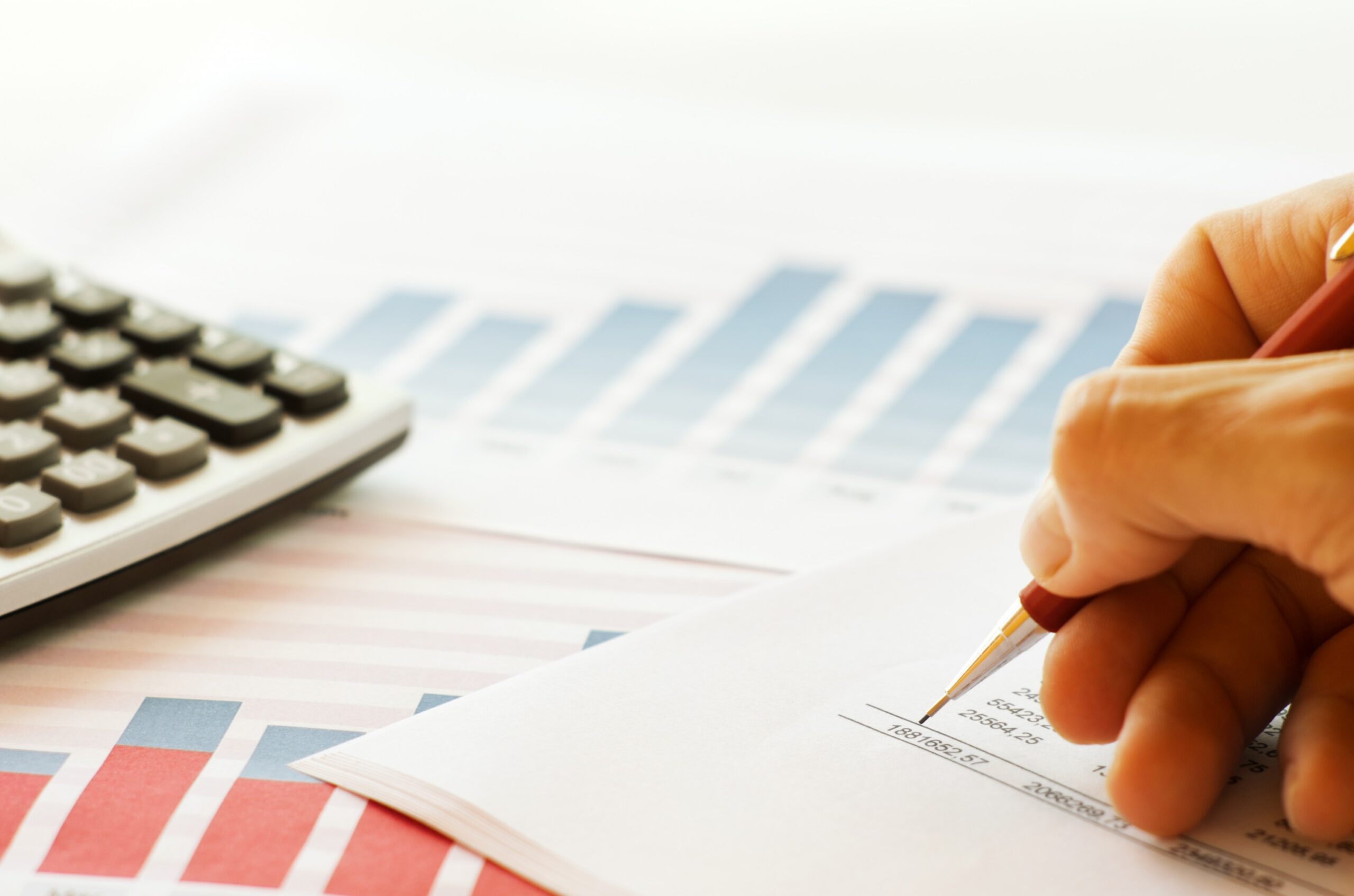 margem de contribuição - pessoal avaliando dados financeiros