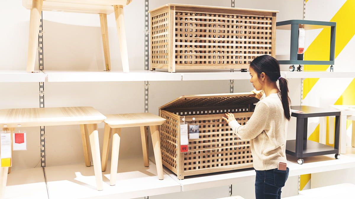 vender móveis e artigos de decoração - cliente vendo produtos de decoração em uma loja de móveis