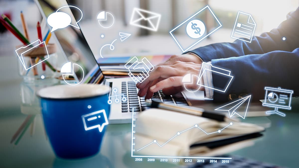 marketing de influência - foto de uma pessoa utilizando o notebook e por cima da imagem desenhos de gráficos e outros símbolos representando negócios